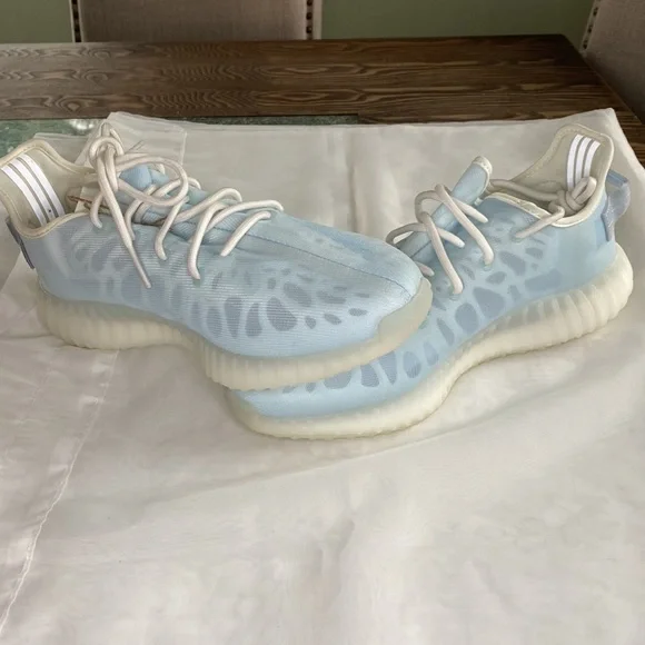 New Yeezy boost 350 V2 Mono Ice - Picture 3 of 6